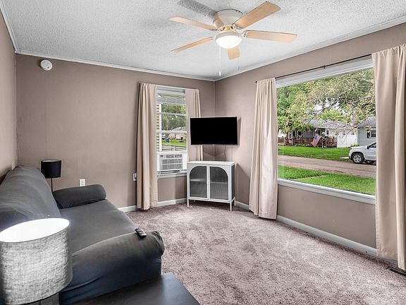 3rd image of 1052 Dundee Ave