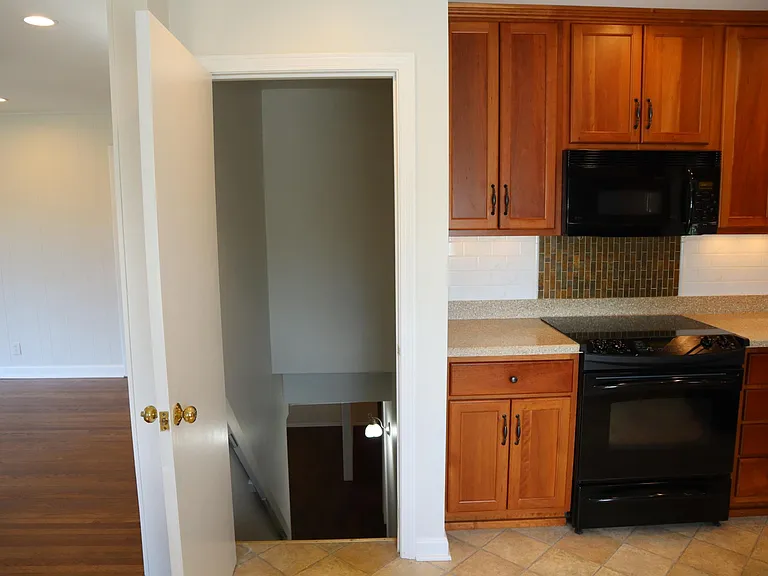 2331 Thornhill Rd — Photo 40