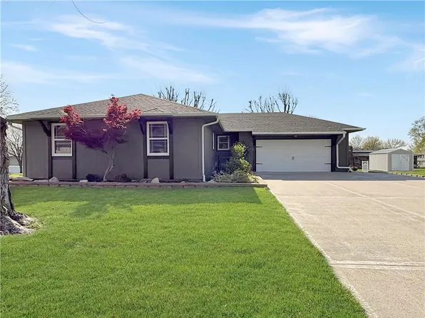 2002 Cypress St, Higginsville, MO 64037
