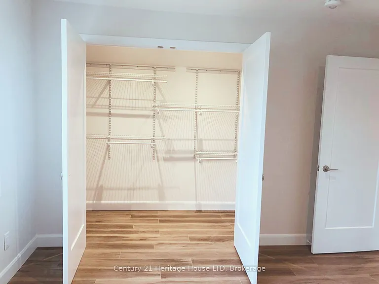61 Phipps St #UPPER — Photo 11