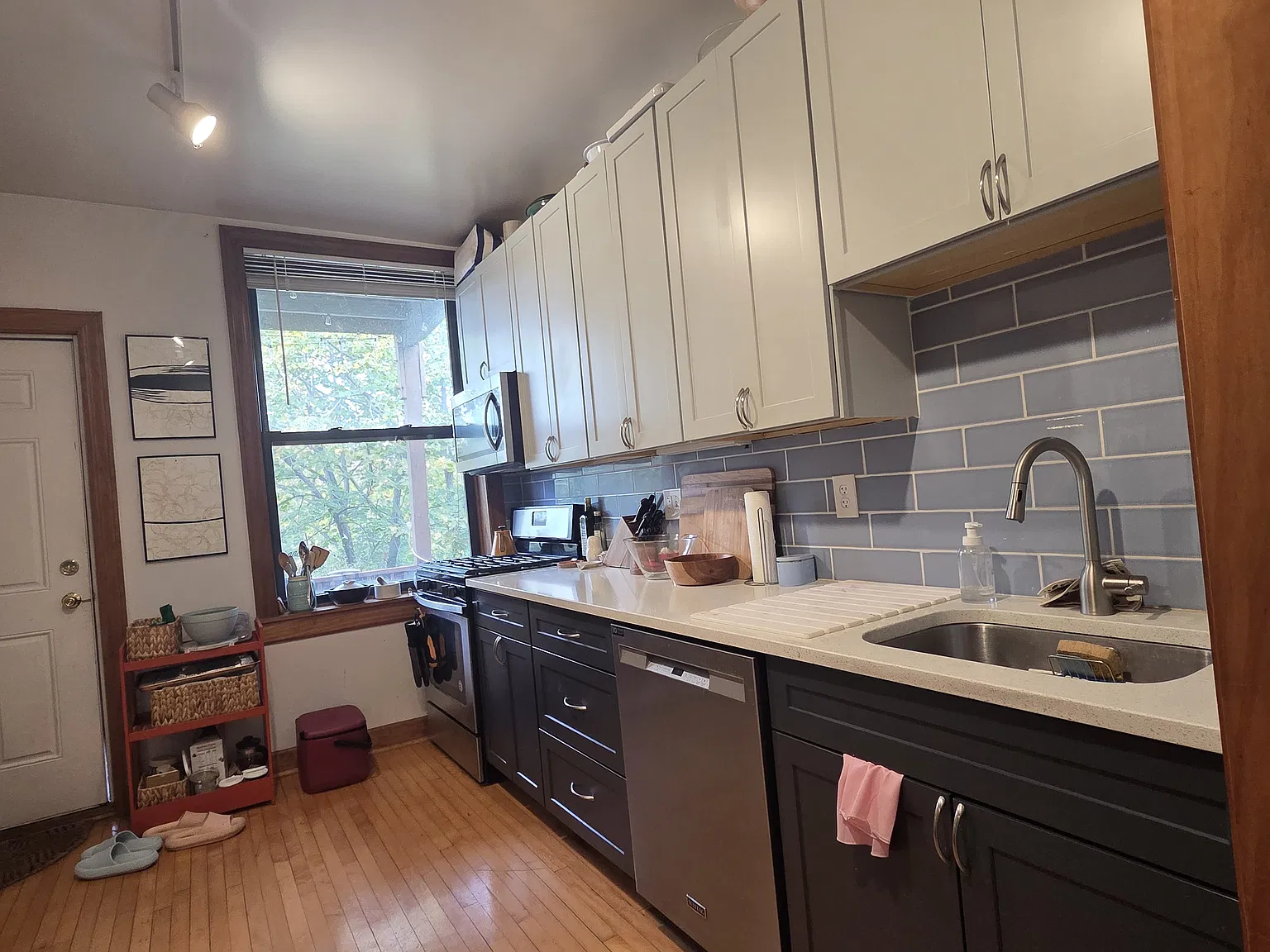 3 bed, 1200 sqft, $3,200 — Photo 3