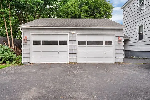 2139 Foster Ave — Photo 4