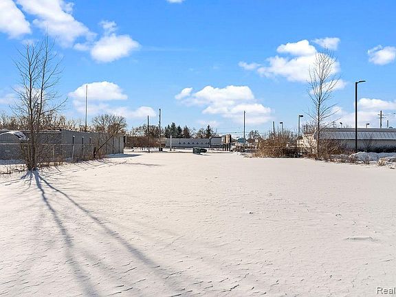 5th image of 1019 E Bristol Rd