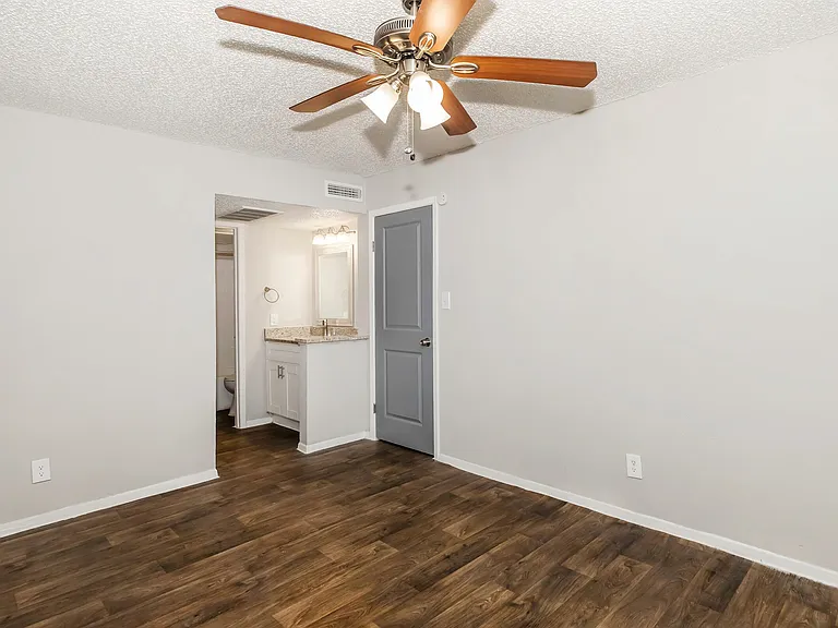 Lamar Place Apartments — Photo 28