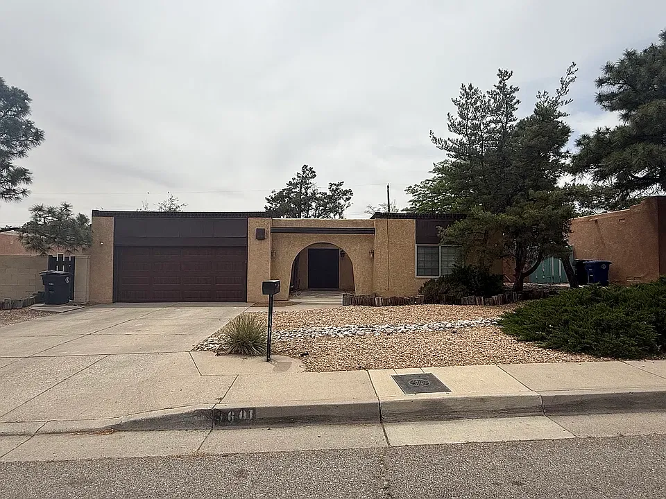 3601 Candlelight Dr NE