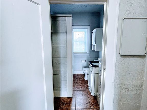 2nd image of 1413 NW Lake Ave