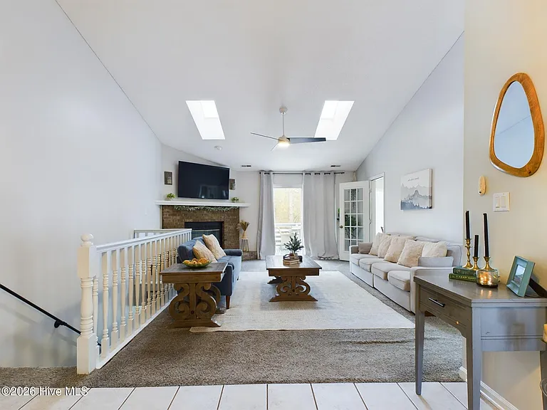 1121 Barkentine Dr — Photo 2