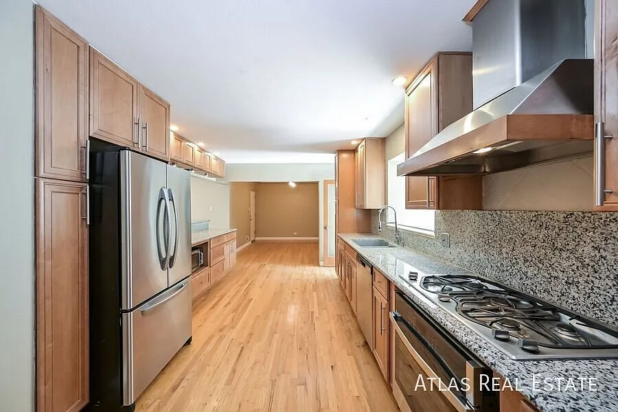 4 Bed 4 Bath Single Family Home - Basement Bar, Optional Exercise Space, Fenced in Backyard! — Photo 3