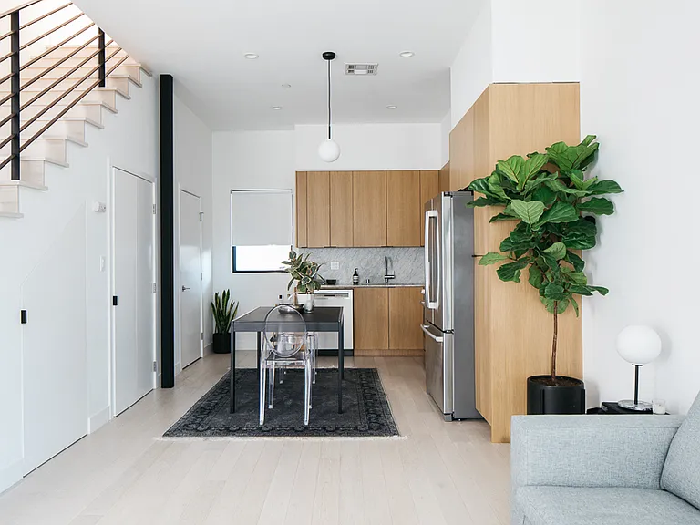 2121 Scott Ave — Photo 3