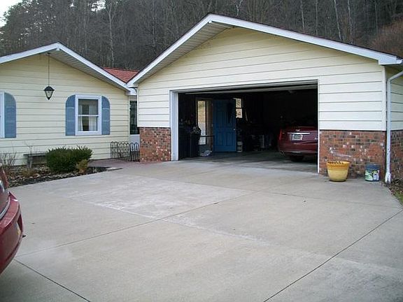 2nd image of 815 Hillcrest Dr
