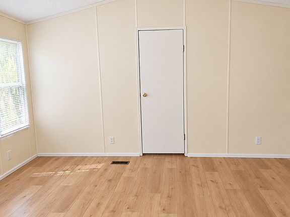 3rd image of 1010 E Crest Dr
