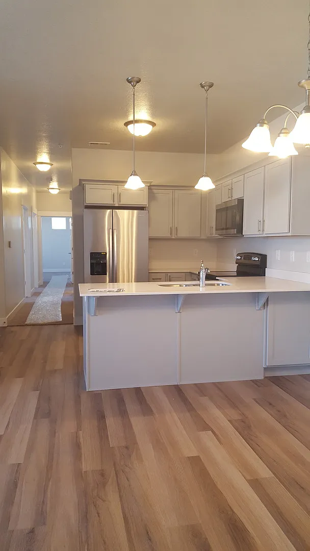Beautiful 3 Bd, 2 Ba Condo with Garage Parking — Photo 3