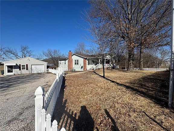 2nd image of 1492 SW Hook Rd