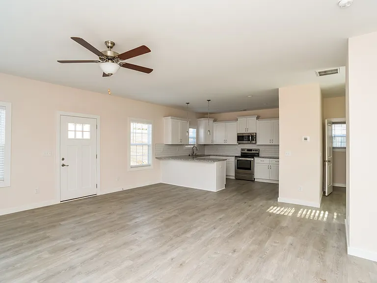 608 E Texas Ave — Photo 4