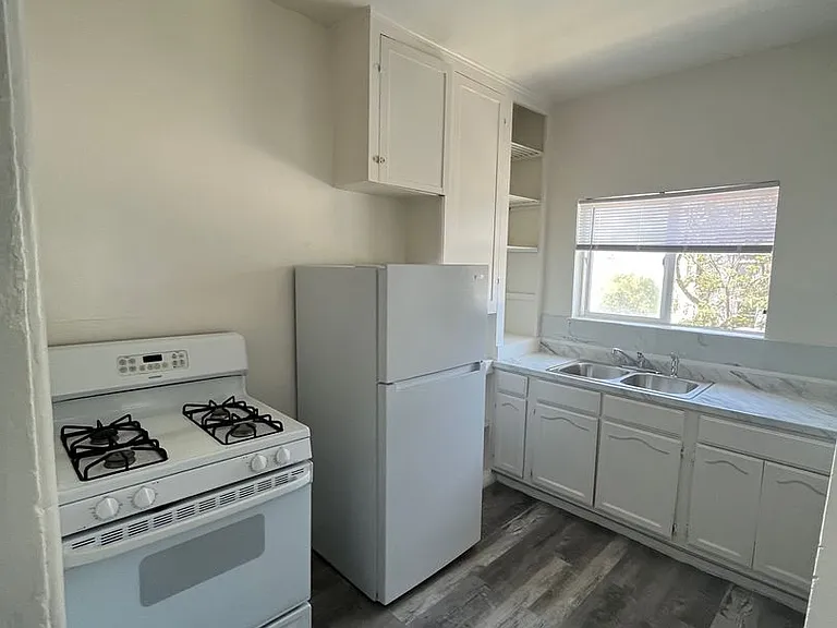417-453 W Cowles St — Photo 15