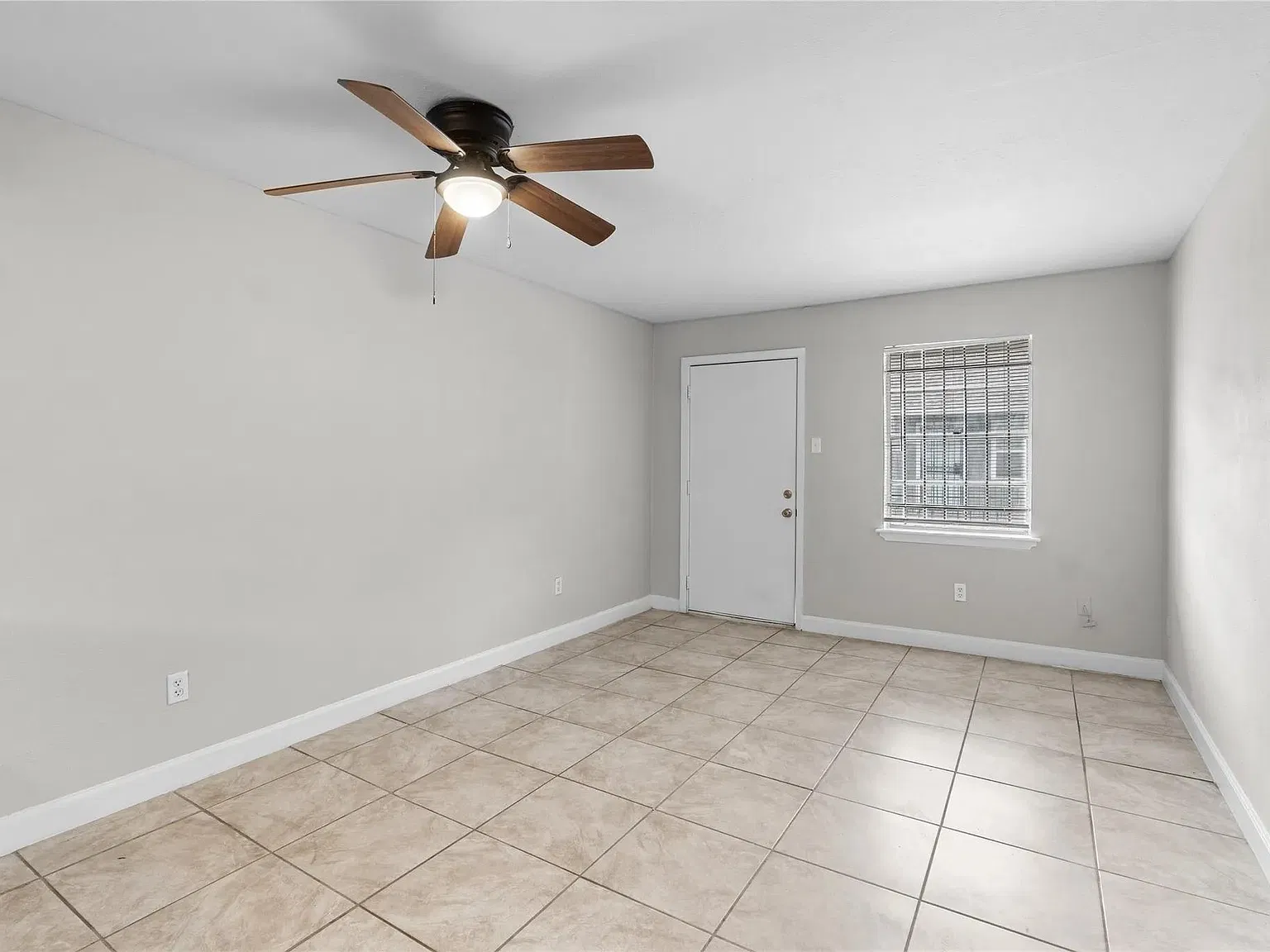 2 bed, 1.0 bath, 700 sqft, $1,100 — Photo 2