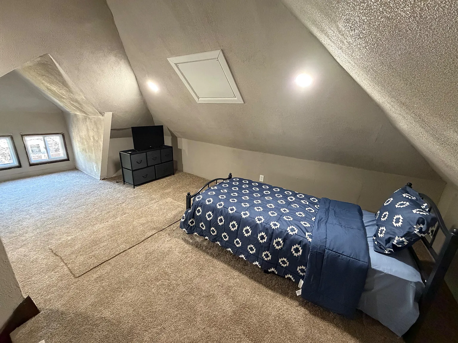 4 bed, 1.0 bath, 3667 sqft, $910 — Photo 2
