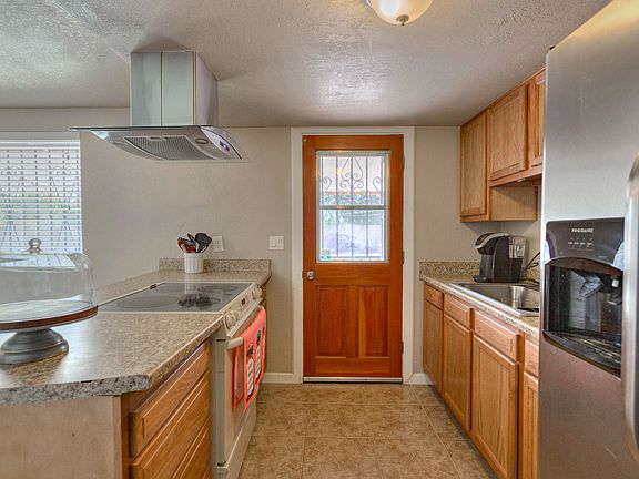 3rd image of 2761 W Canada St