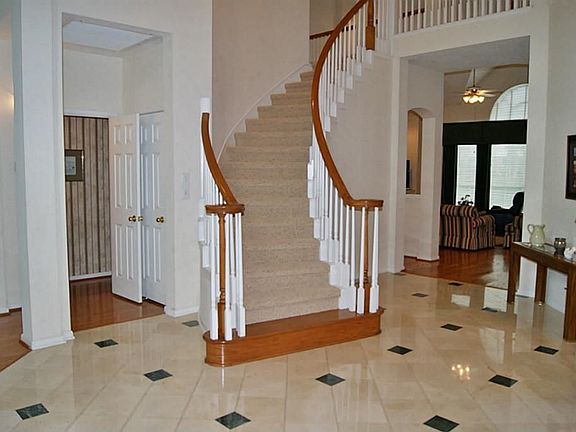 DRAMATIC CURVED STAIRCASE AT ENTRY