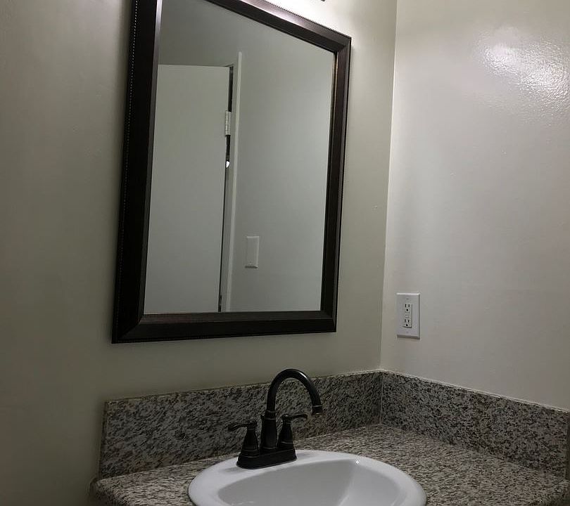 1st image of 13947 Oxnard St APT 204