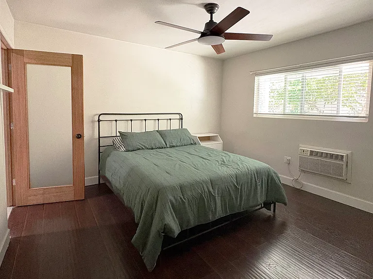 568 N Commonwealth Ave — Photo 1