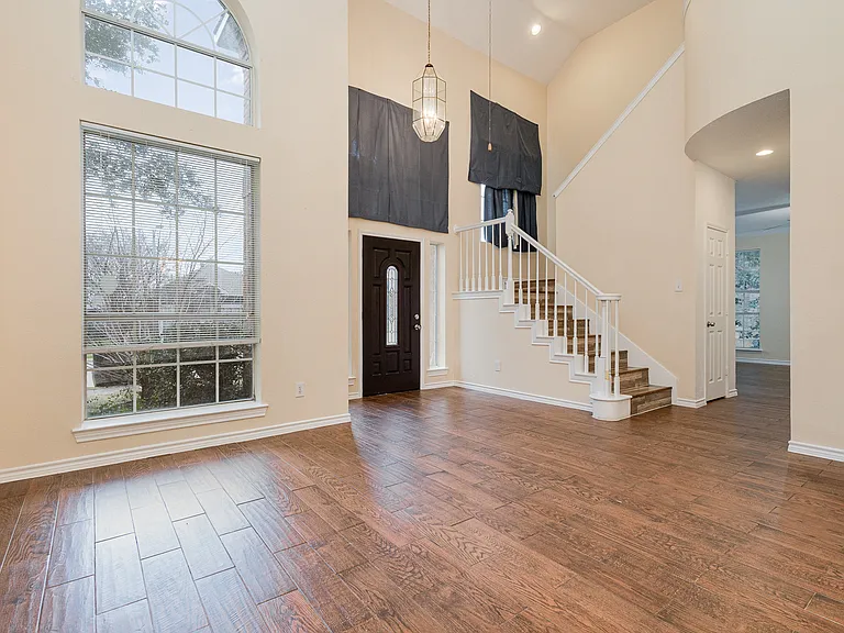 704 White Oak St — Photo 2
