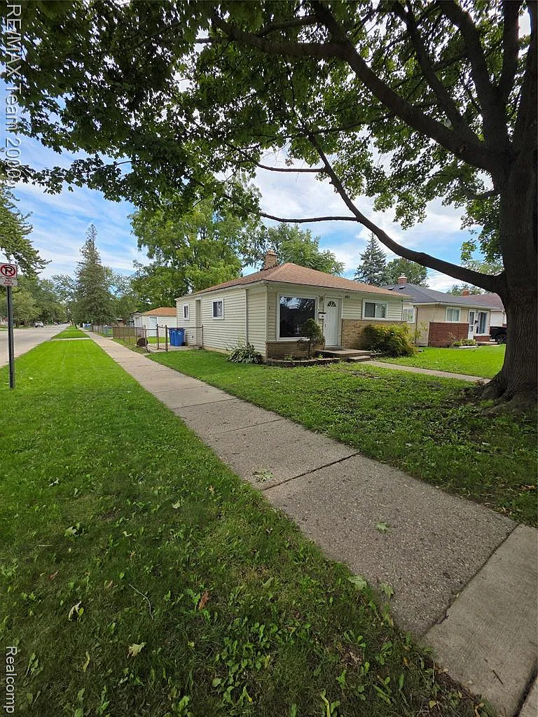 3 bed, 1.0 bath, 1000 sqft, $1,600 — Photo 3