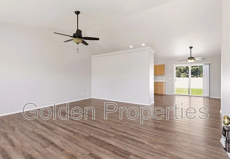 10654 N Seaside St — Photo 3