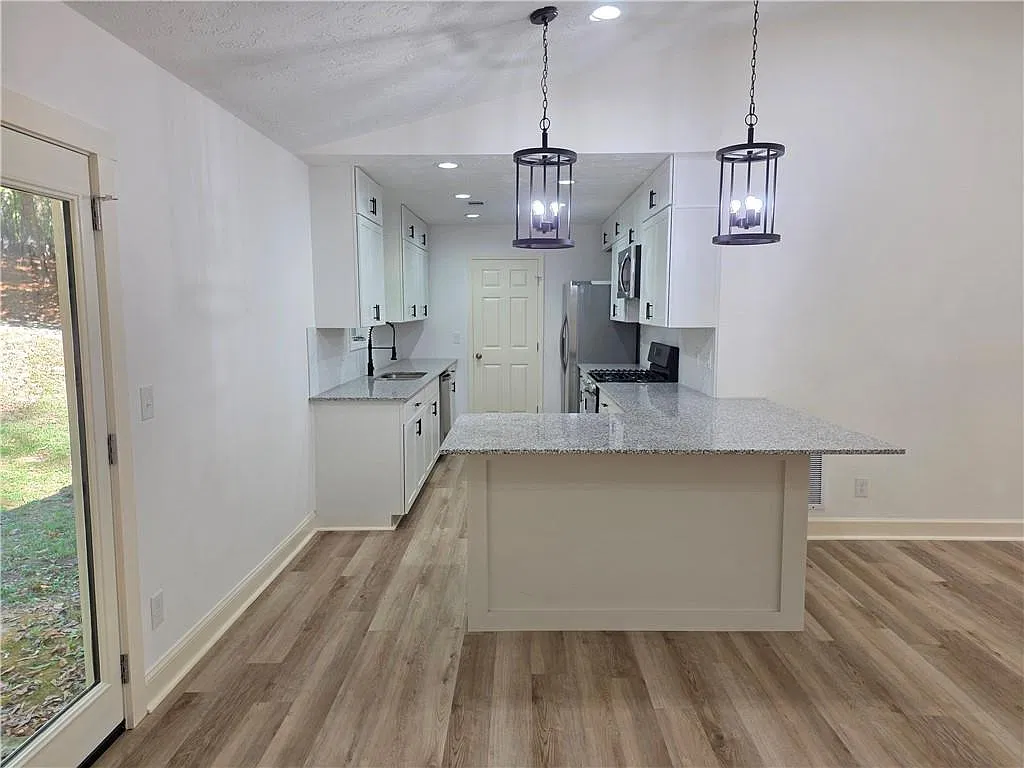 3 bed, 2.0 bath, 2280 sqft, $2,500 — Photo 4