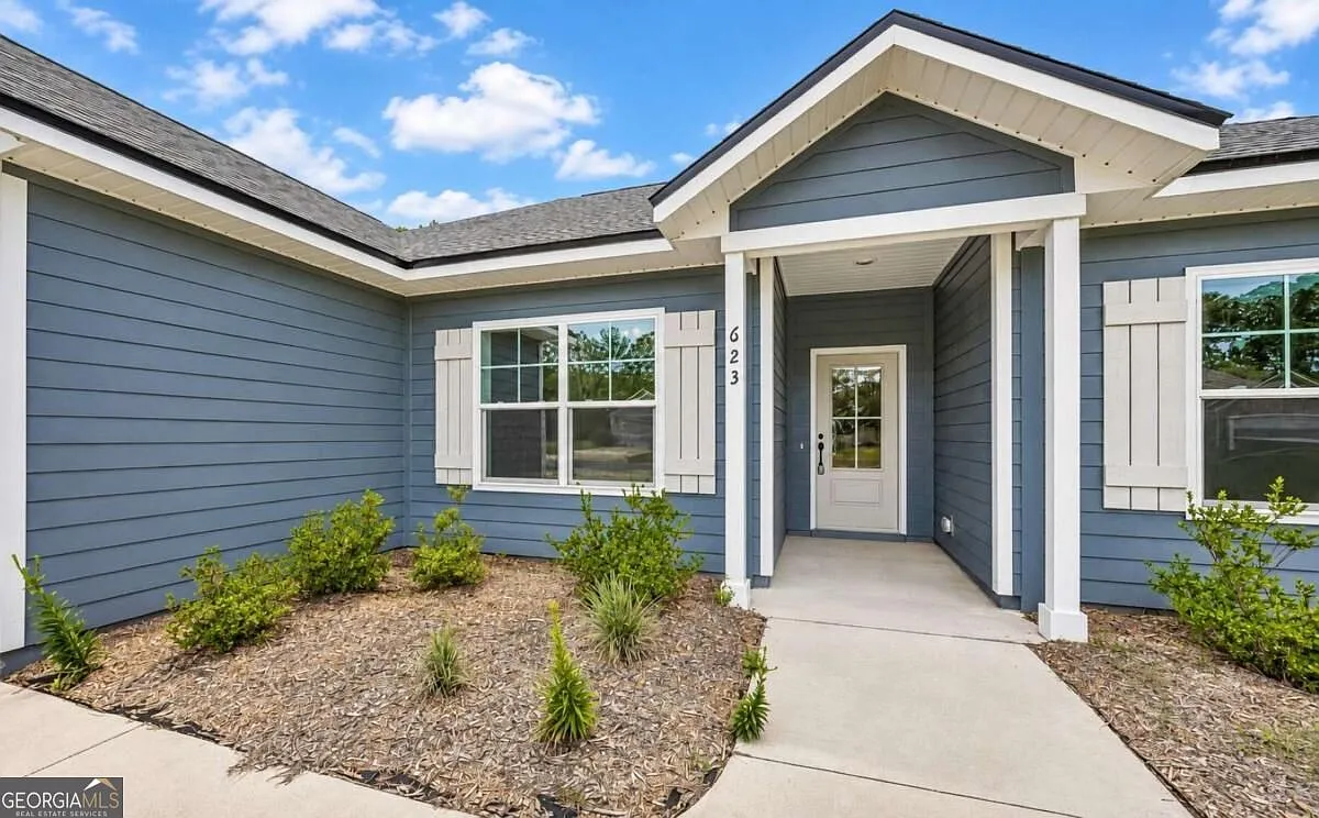 4 bed, 2.0 bath, 1653 sqft, $2,300 — Photo 2
