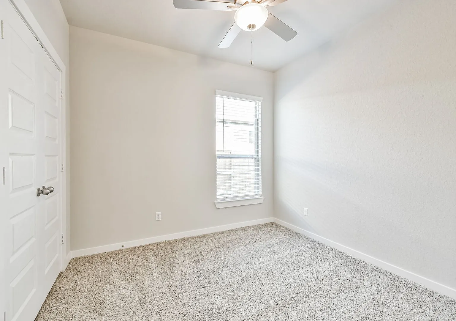 3 bedroom ready for move in! — Photo 4