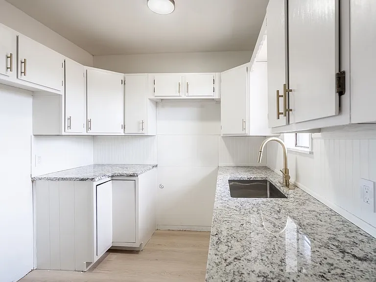 504 Howard Dr — Photo 4