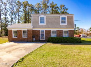 907 Oxford Dr, Morehead City, NC 28557