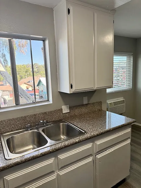 2 bed, 650 sqft, $2,200 — Photo 2