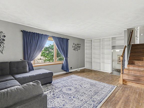 4th image of 3055 Meadowbrook Dr NE