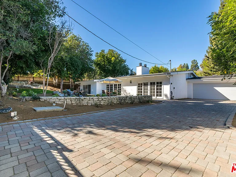 23826 Burbank Blvd — Photo 26