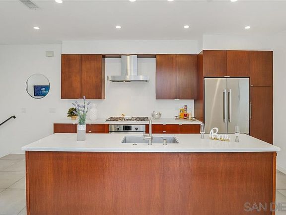 3rd image of 3947 Lamont St