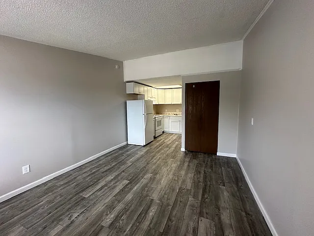 Red Deer Apartments — Photo 2