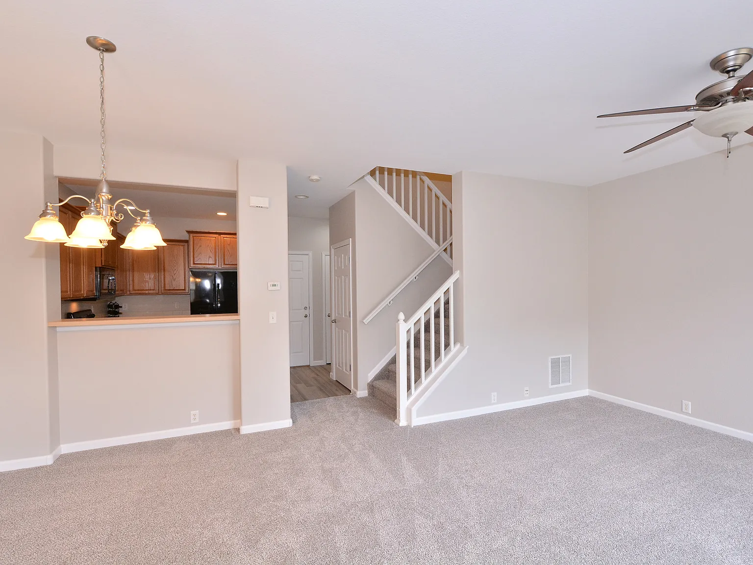 3 bed, 2.5 bath, 1400 sqft, $2,300 — Photo 2