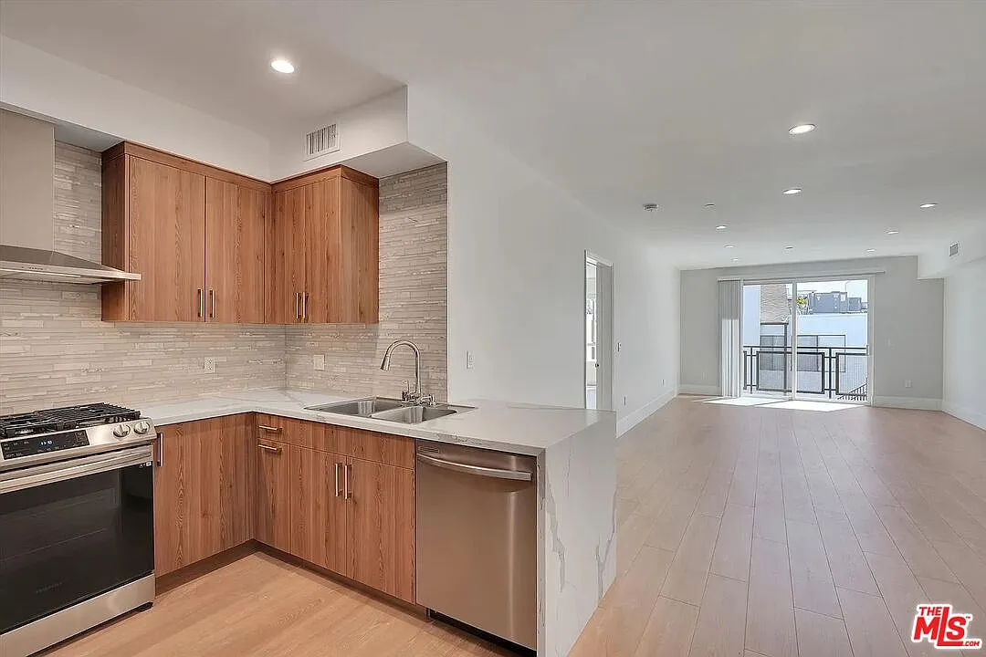 2 bed, 2.0 bath, 1100 sqft, $3,850 — Photo 1