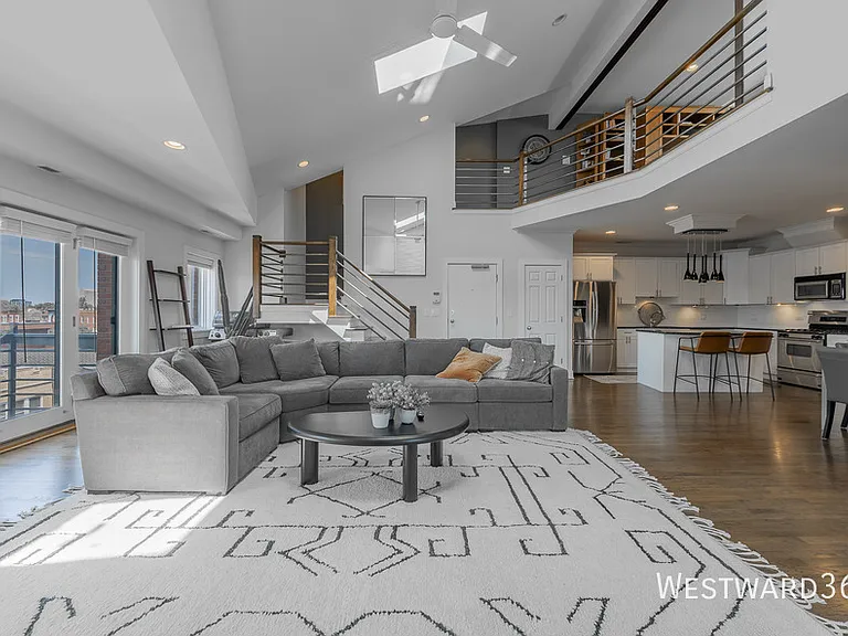 2033 W Superior St #4W — Photo 2
