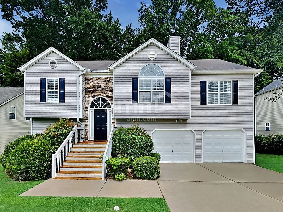 5745 Newnan Cir