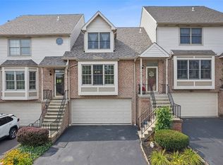 204 Woodcrest Dr, Coraopolis, PA