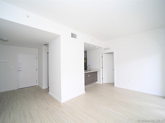 5th image of 481 NE 29th St Unit 605