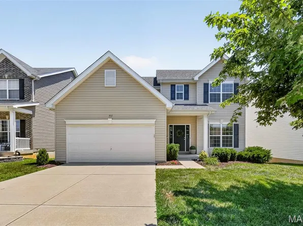 302 Pecan Bluffs Dr, Wentzville, MO 63385