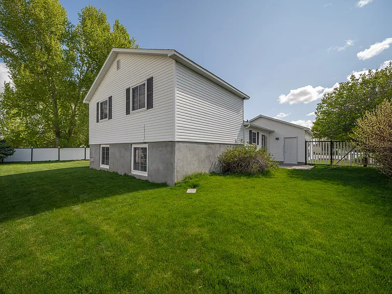 741 Clarence Ct — Photo 3