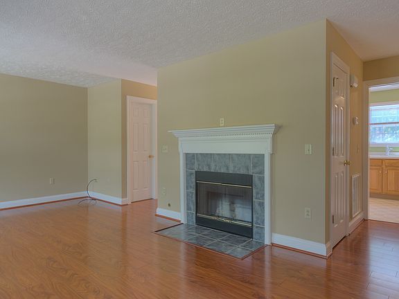 5th image of 370 Silver Leaf Dr