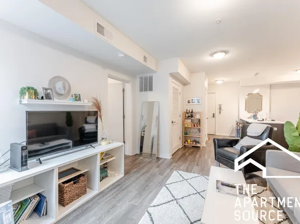 1327 N Wells St #6, Chicago, IL 60610