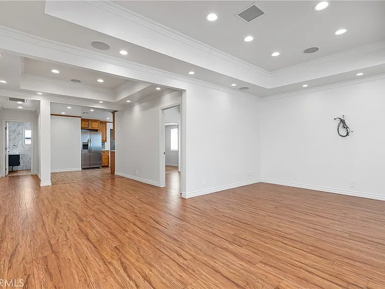 766 N Alexandria Ave — Photo 11