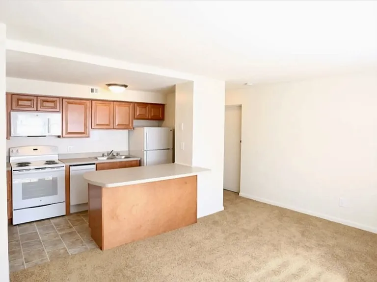 Heritage Court Apartments — Photo 17